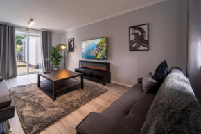 Spacious 3 Bed House, 5mins to HS2/ NEC/Airport.